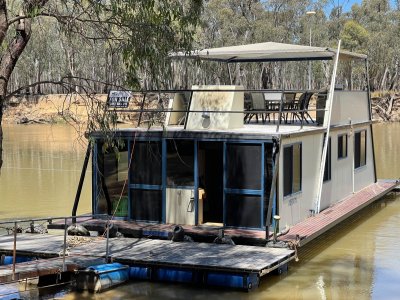 Your own sandy beach mooring on the Murray River