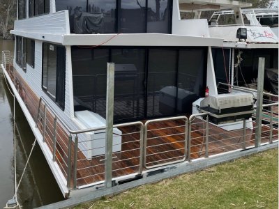 You can live fulltime on this Hosueboat with easy