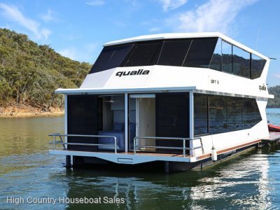 QUALIA Houseboat Holiday Home on Lake Eildon