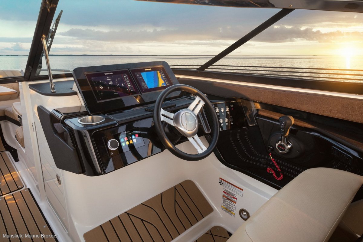 New Sea Ray 260 SLX OB:Beautiful helm station