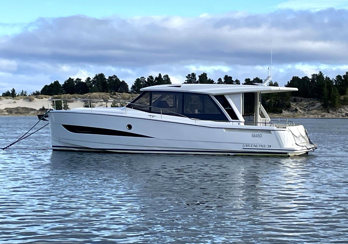 Greenline 39 Sedan Cruiser