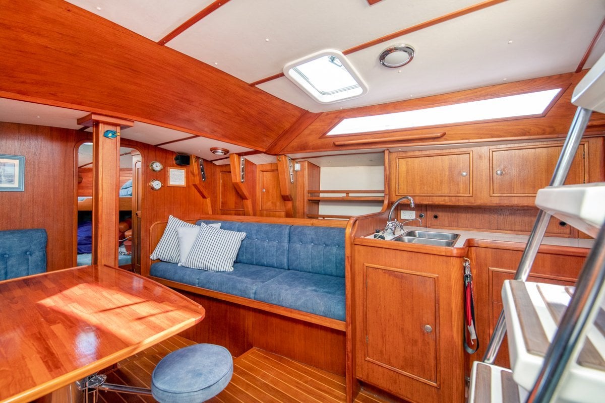 bluewater-cruising-yachts-bluewater-400cc-centre-cockpit-version