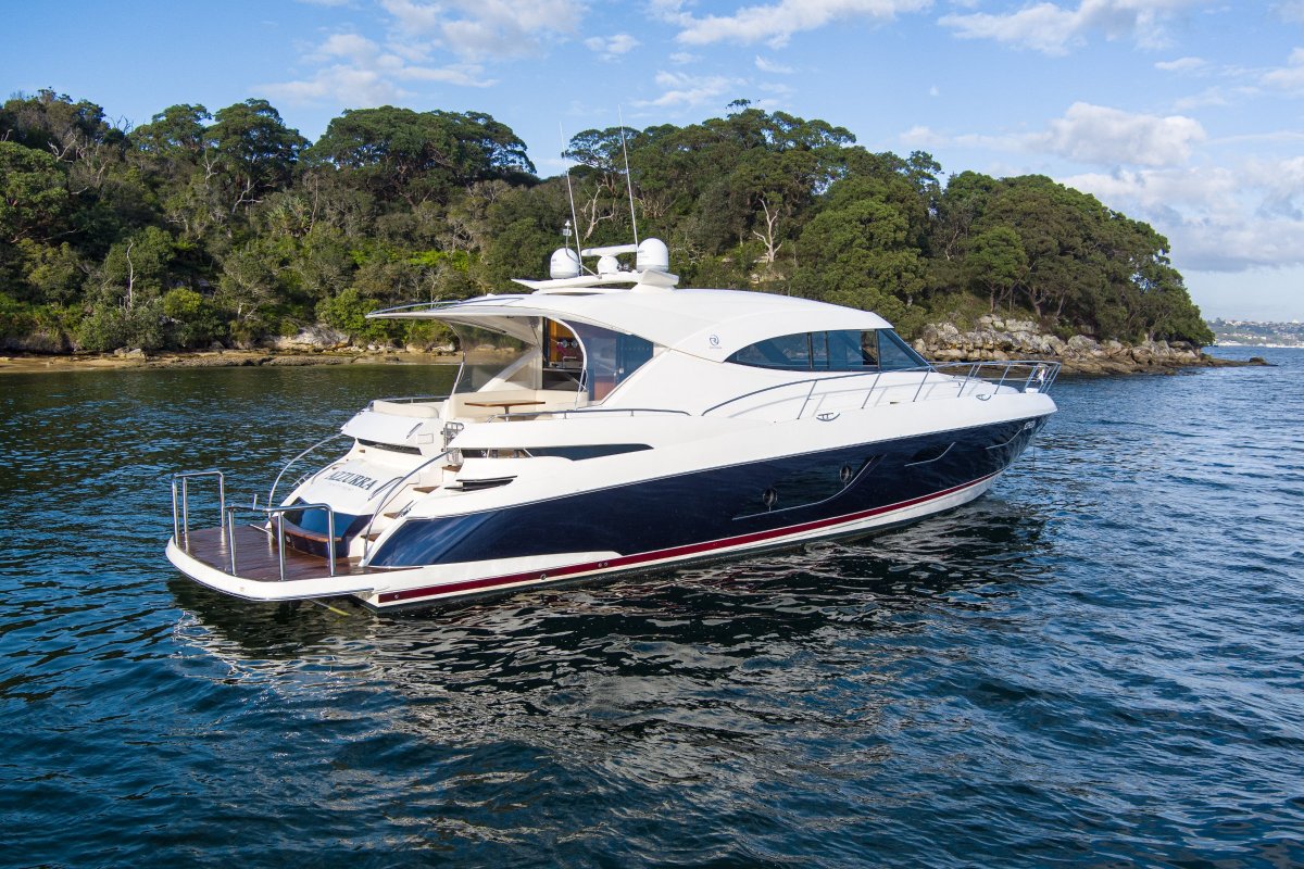 Riviera 6000 Sport Yacht