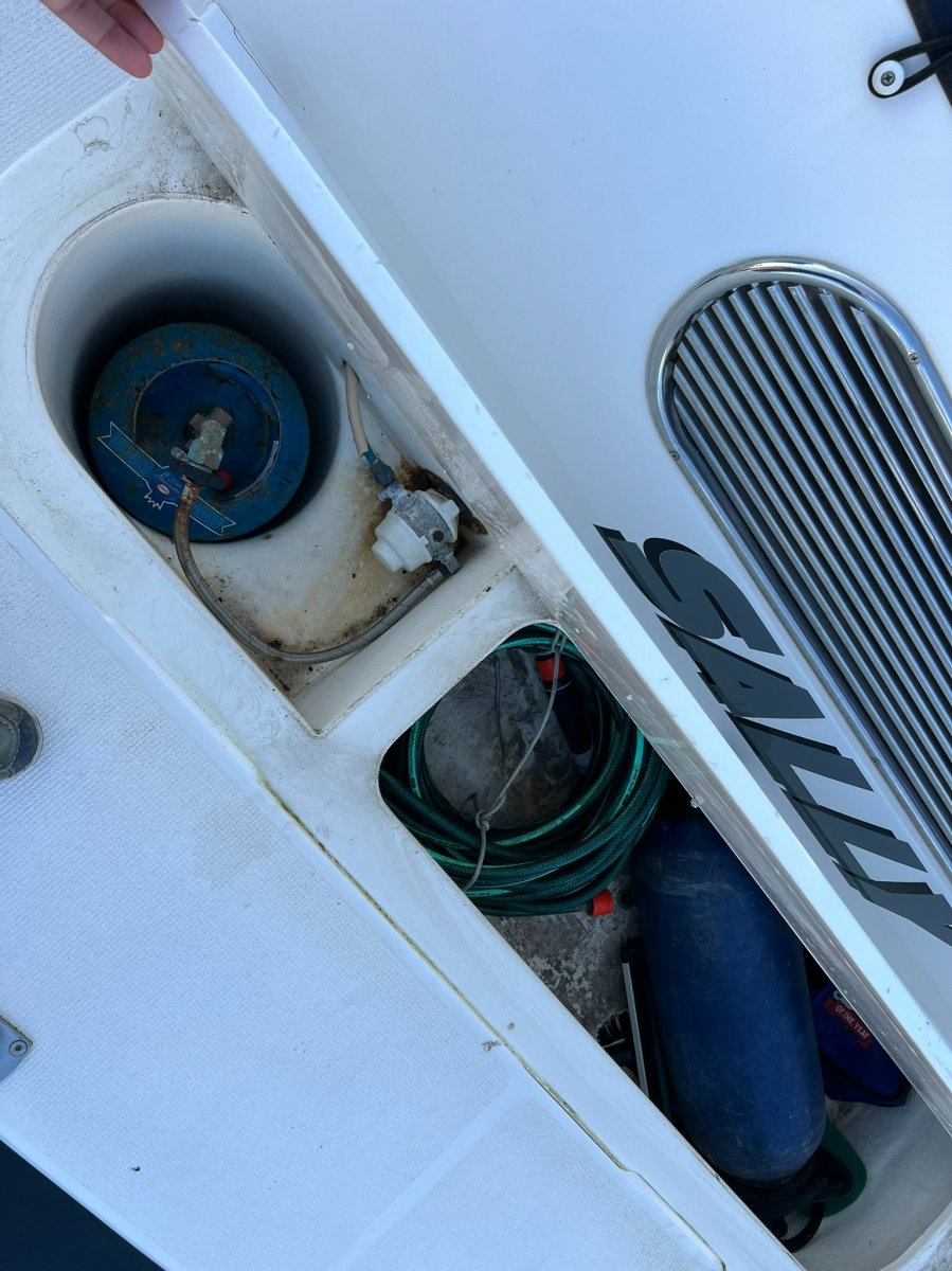  Mustang 32 Sports Cruiser Boat Brokers of Tasmania