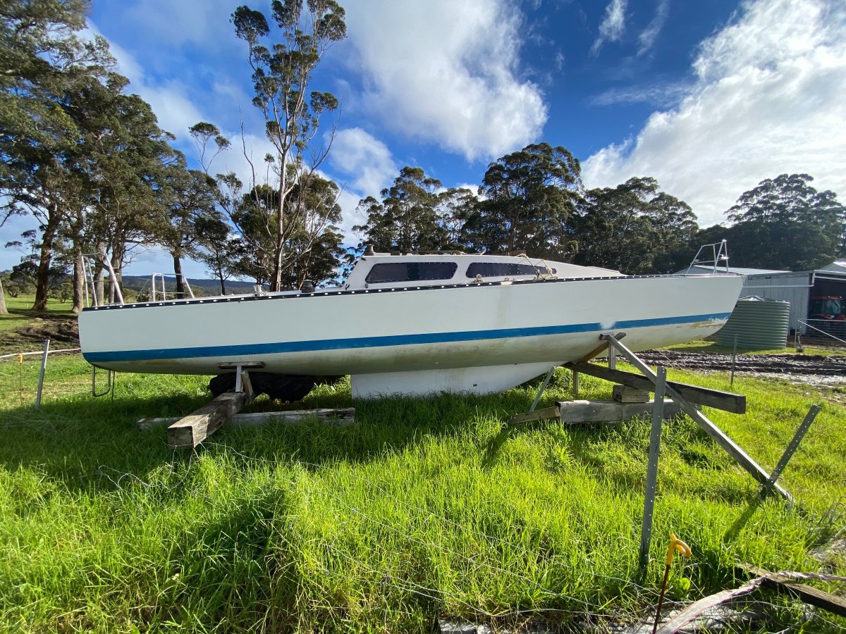 Adams 10 Cabin top lift keel version.