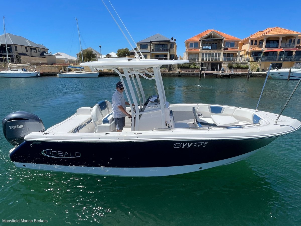 Robalo R230:VERSATILE LAYOUT