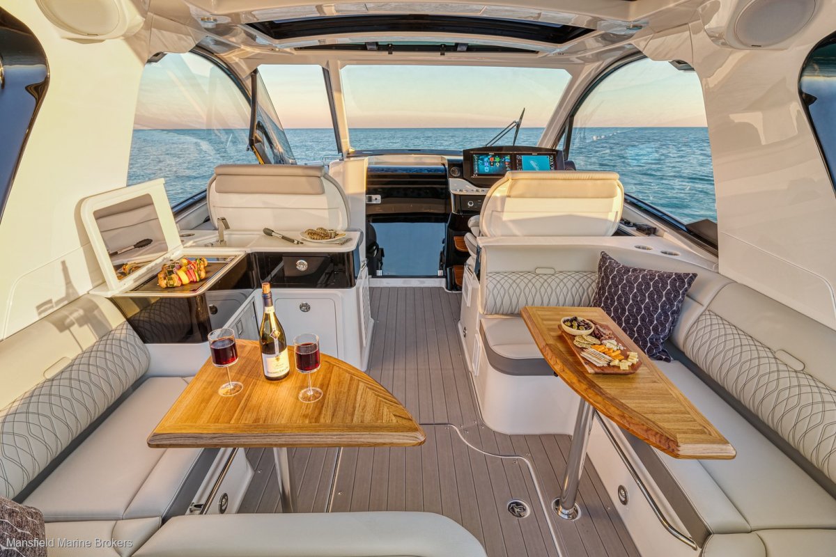 New Sea Ray 370 Sundancer OB:Performance and style