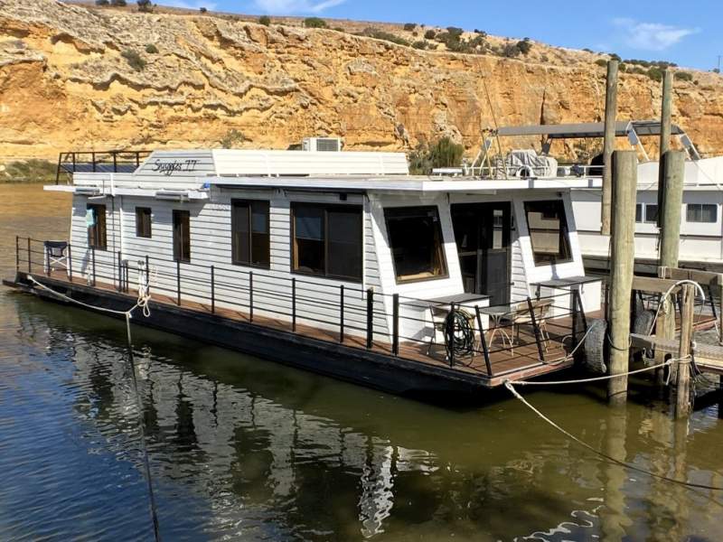 Beautiful three bed, mid size houseboat a must see