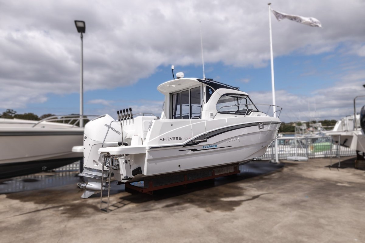 Beneteau Antares 8 V2 Fishing