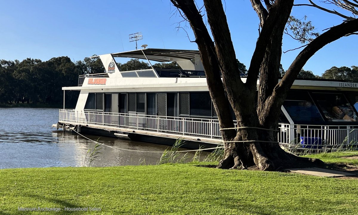 Islander, five bed, 2.5 bath Commercial Houseboat.