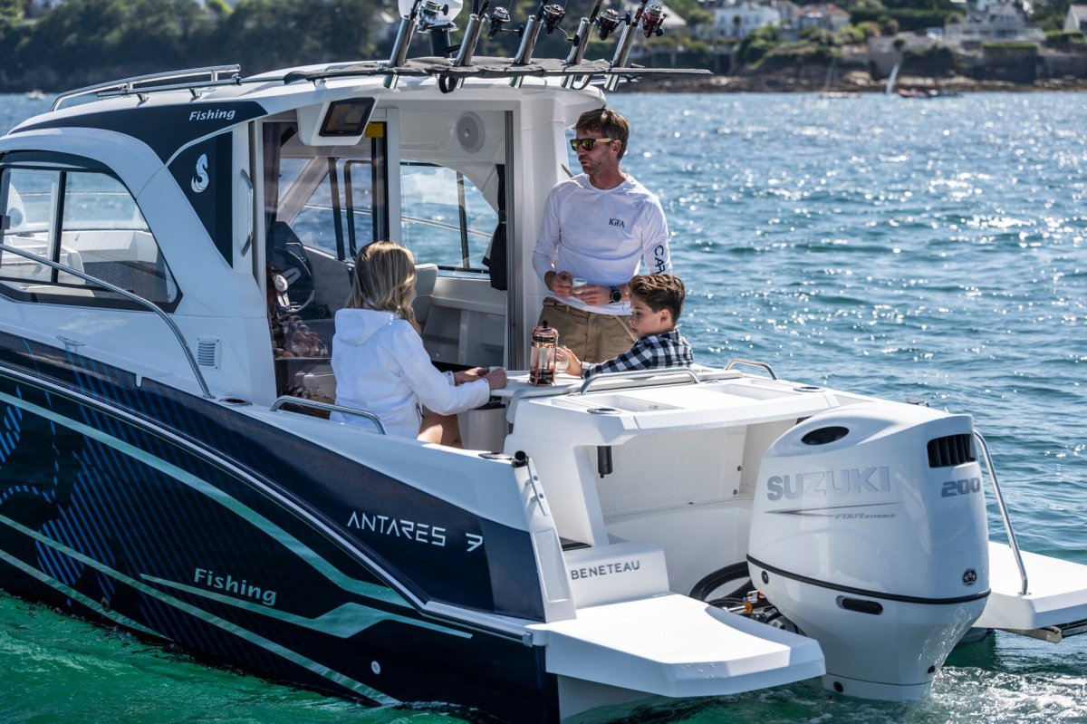 Beneteau Antares 7 V2 Fishing