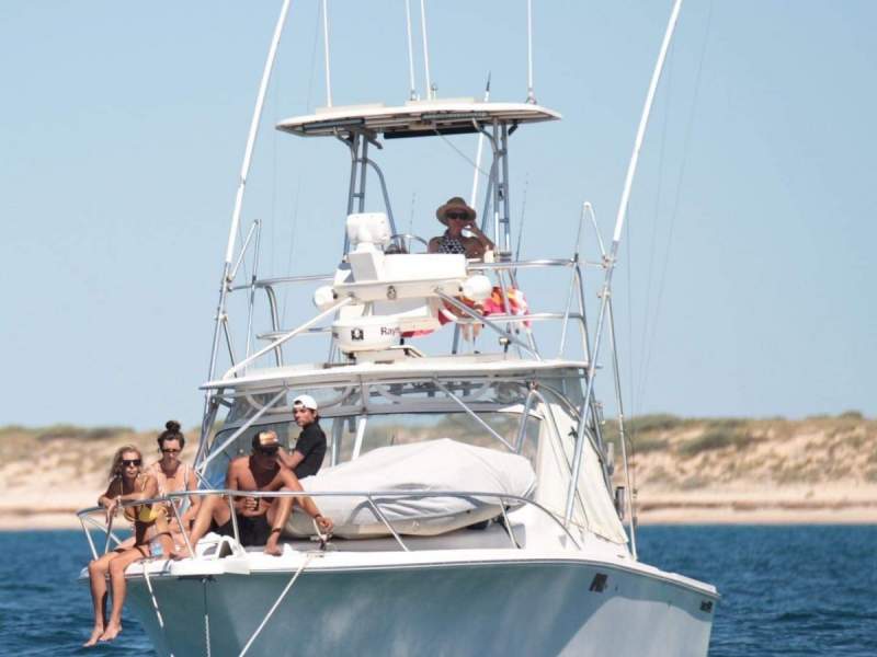 Luhrs 28 Open Tower Twin 260 6cl yanmars, Seakeeper 2, triaxle trailer