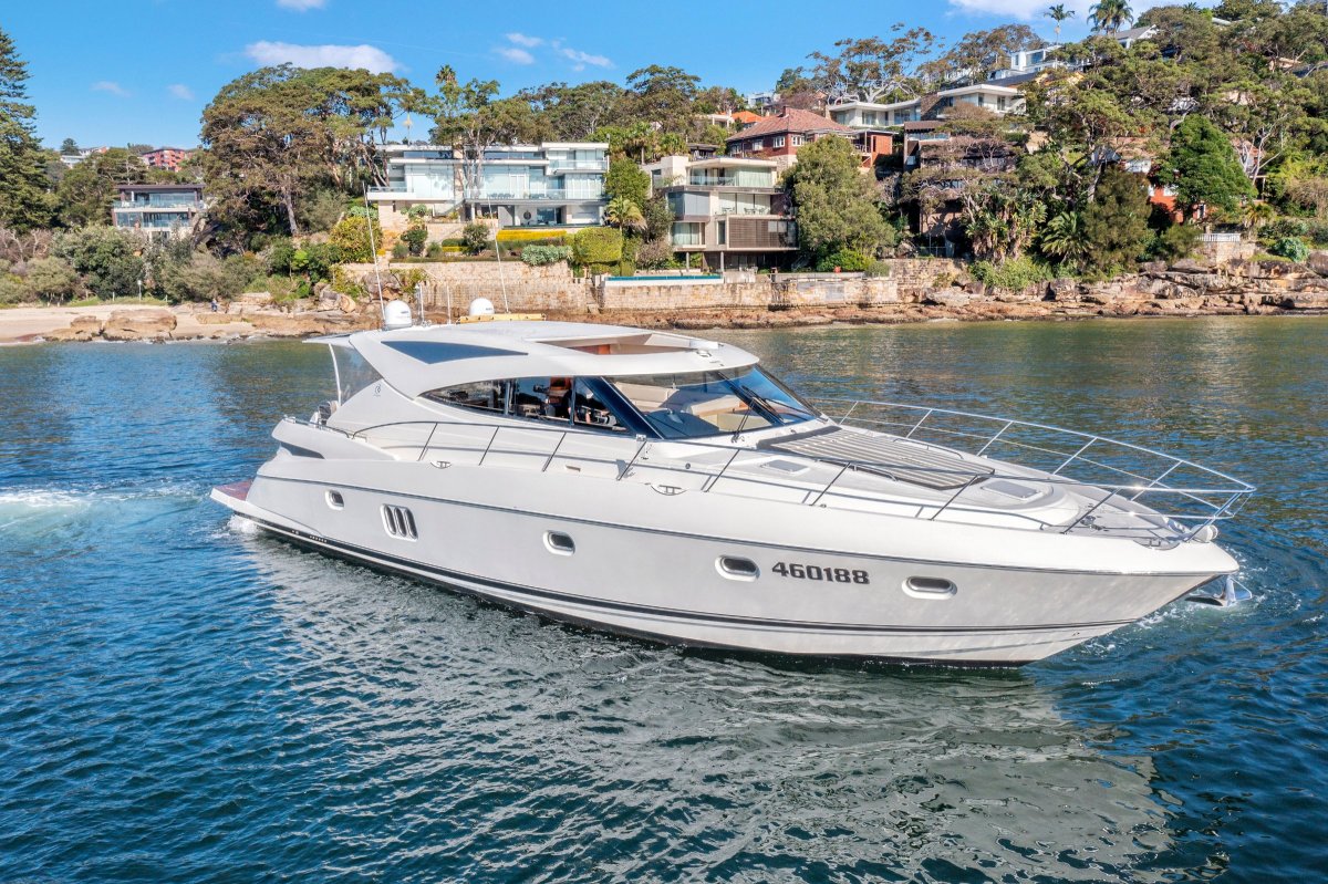 Riviera 5800 Sport Yacht
