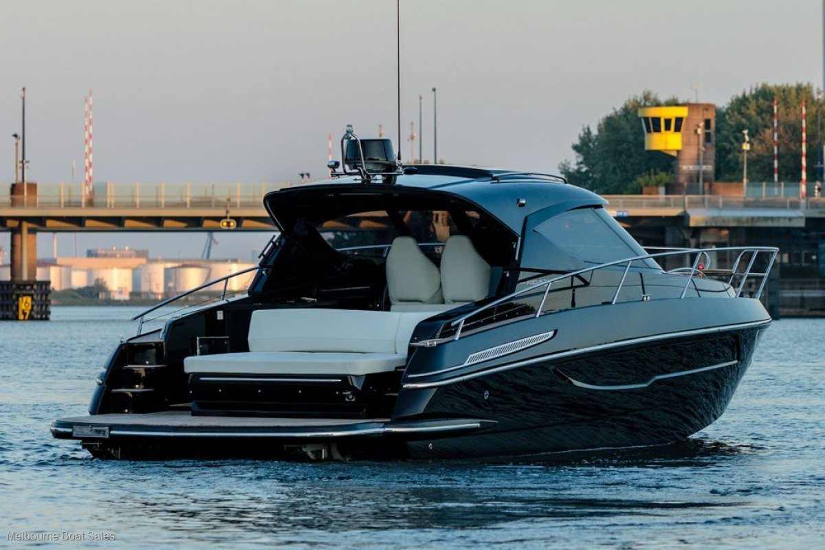 Focus Power 36GTX - CUSTOM BLACK HULL