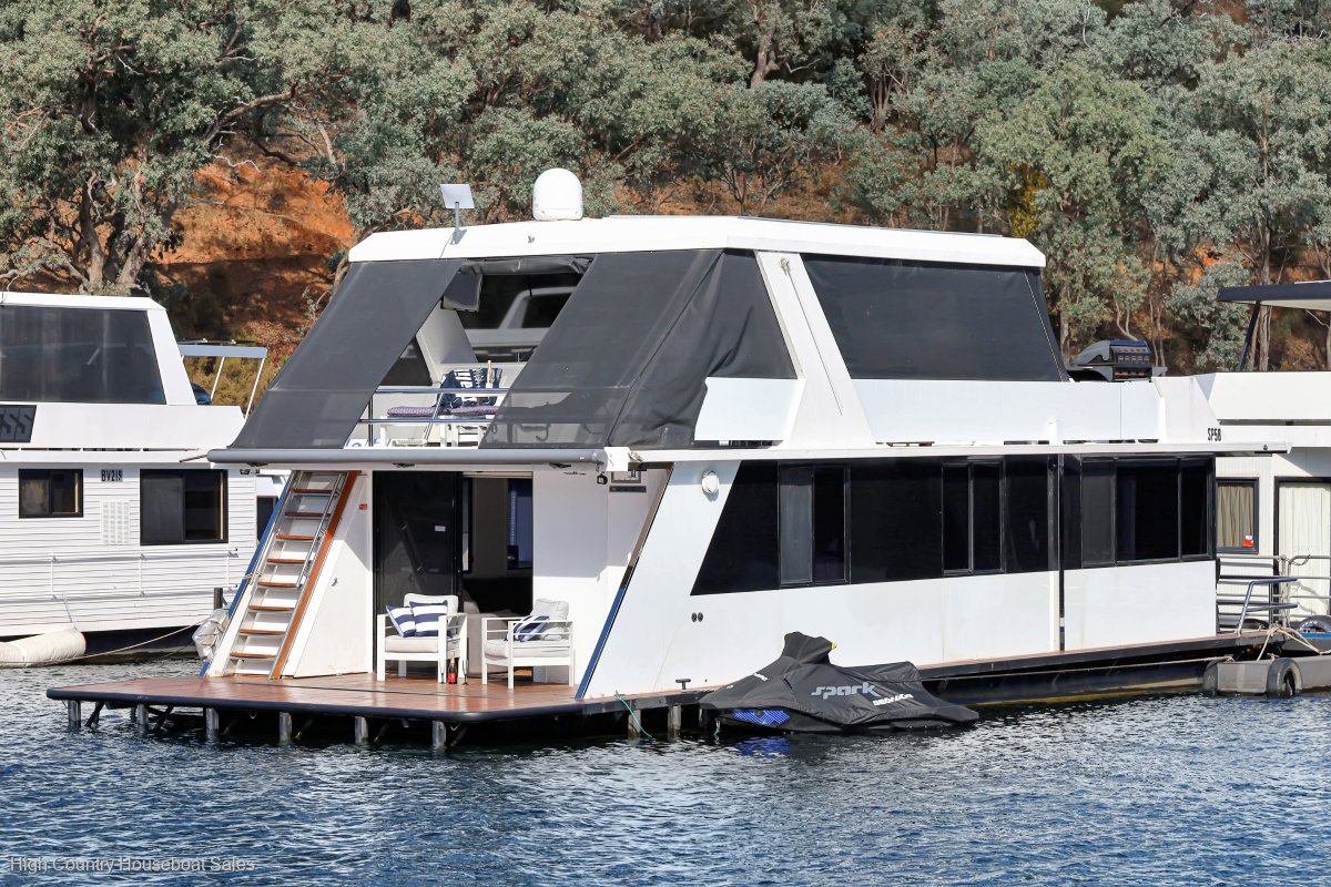 Boomerang Houseboat Holiday Home on Lake Eildon:Boomerang on Lake Eildon