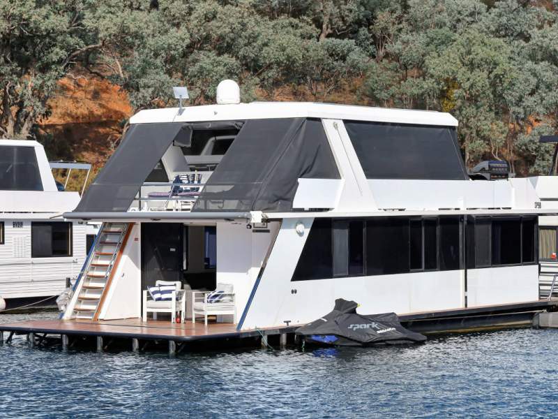 Boomerang Houseboat Holiday Home on Lake Eildon