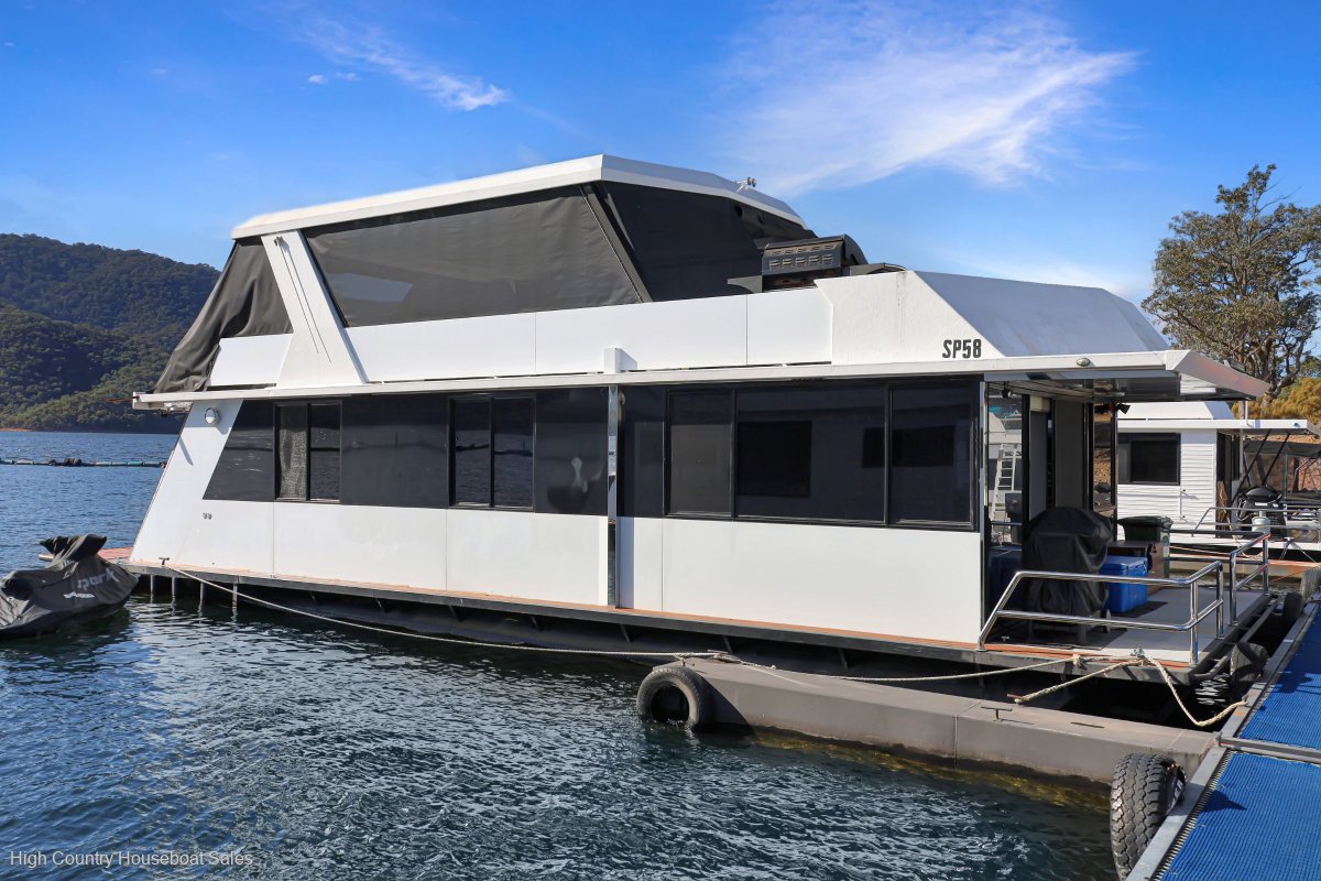 Boomerang Houseboat Holiday Home on Lake Eildon:Boomerang on Lake Eildon