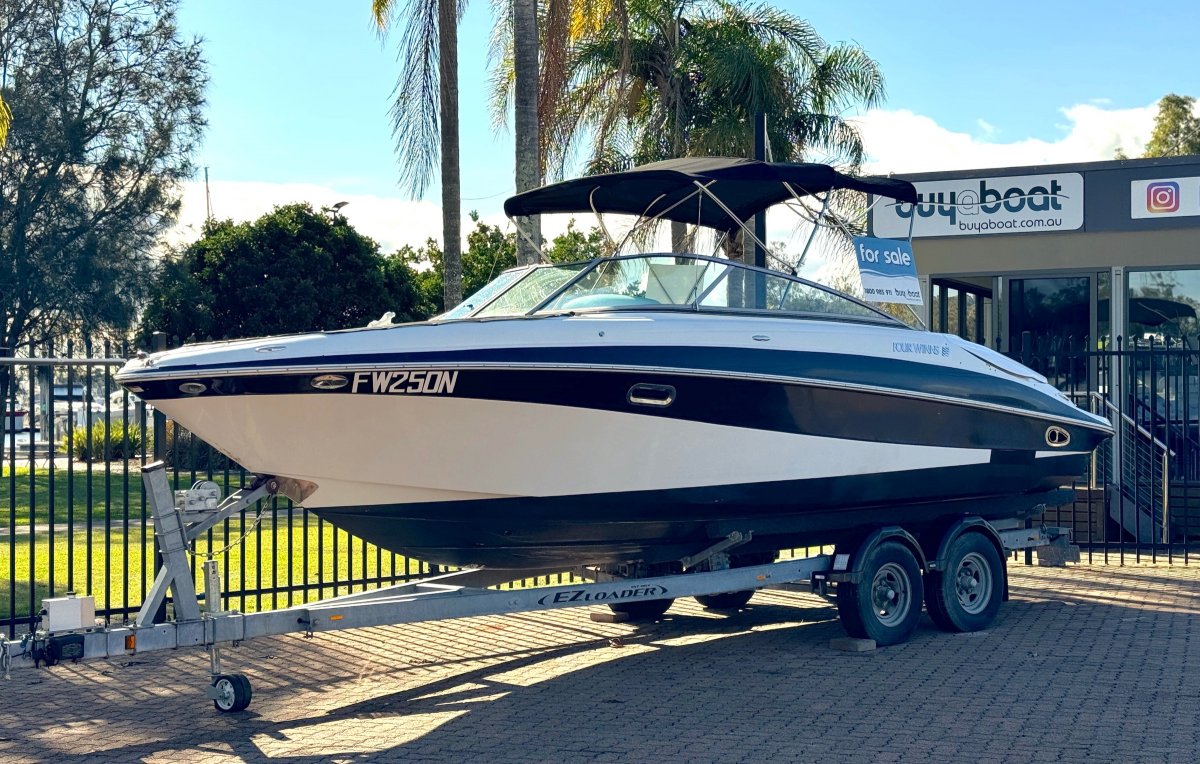 Four Winns Horizon 250 on trailer