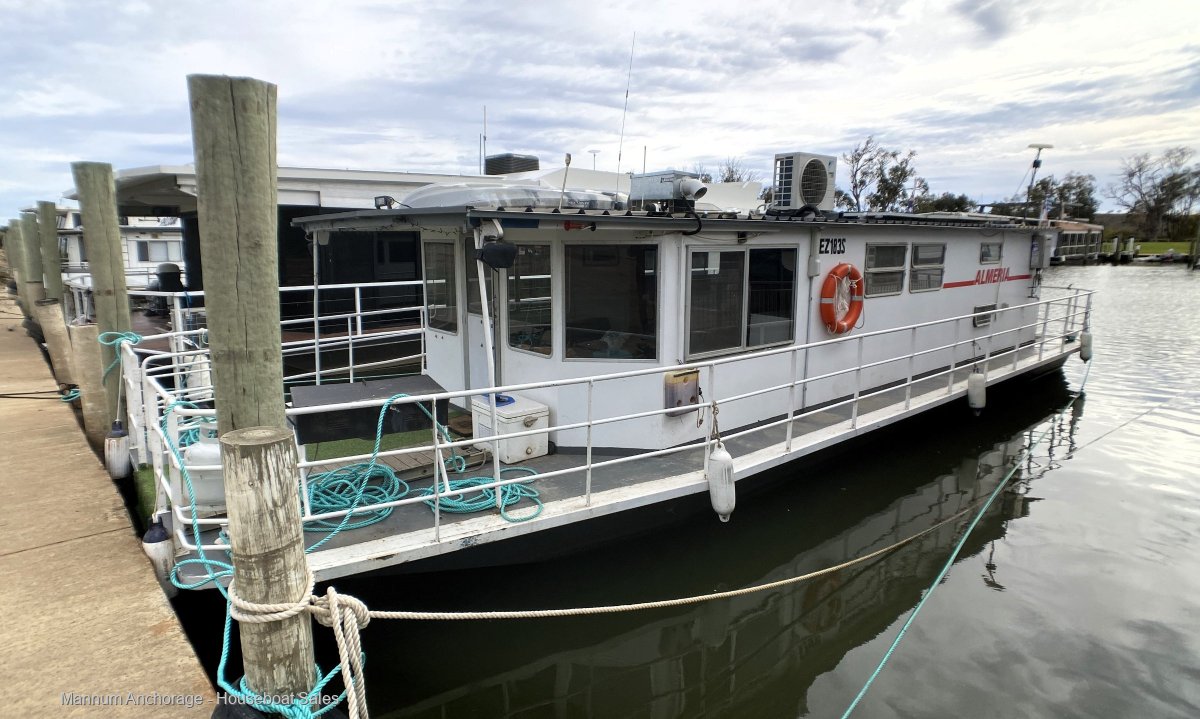 Almeria, One Bed, Off-Grid, Live-aboard Houseboat.