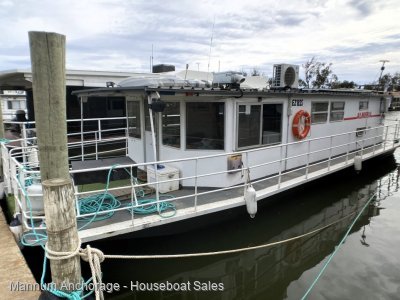 One Bed Houseboat In