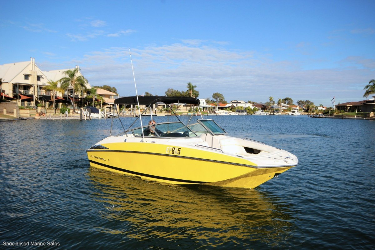 Regal 2220 Fasdeck *** STAND OUT FROM THE CROWD *** $ 36,500 ***
