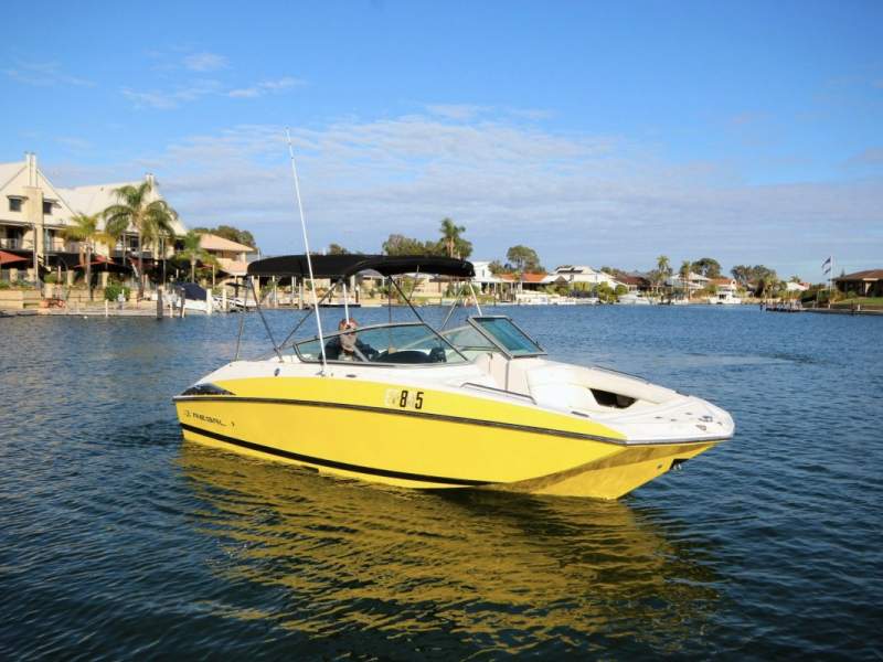 Regal 2220 Fasdeck *** STAND OUT FROM THE CROWD *** $ 30,000 ***