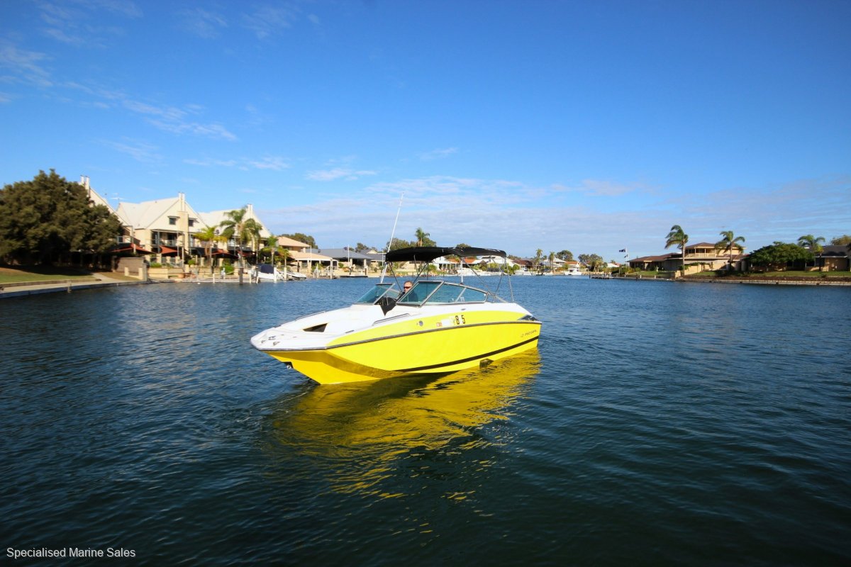 Regal 2220 Fasdeck *** STAND OUT FROM THE CROWD *** $ 36,500 ***
