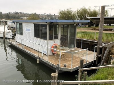 Affordable, One Bedroom, One Bathroom Houseboat