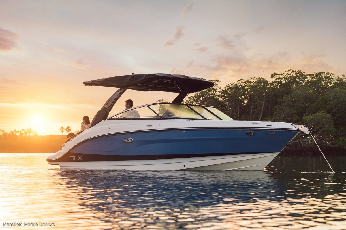 New Sea Ray 260 SLX:Optional electric roof POWER TOWER
