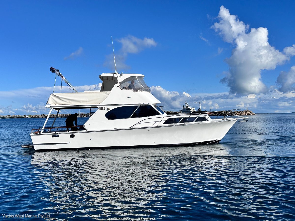 Ward 38 Cabin Cruiser " Twin Helm and Twin Diesel shaft ":WARD 38 by YACHTS WEST MARINE
