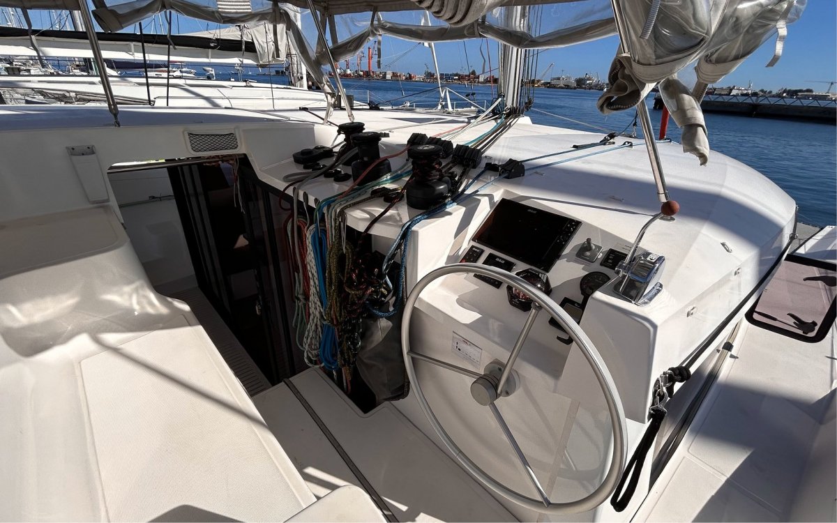 Neel Trimarans 47