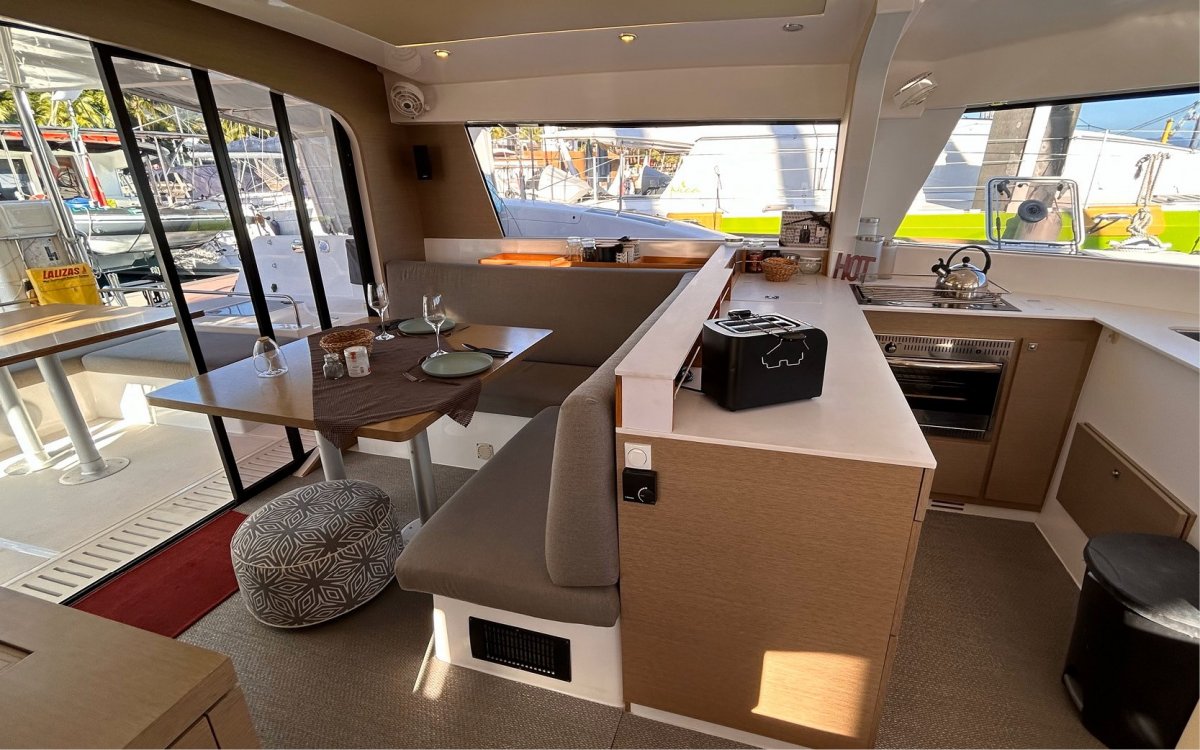 Neel Trimarans 47