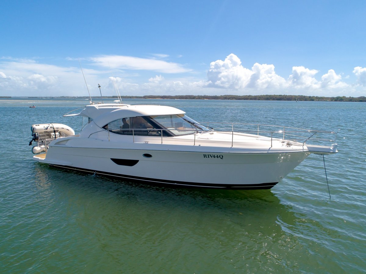 Riviera 4400 Sport Yacht