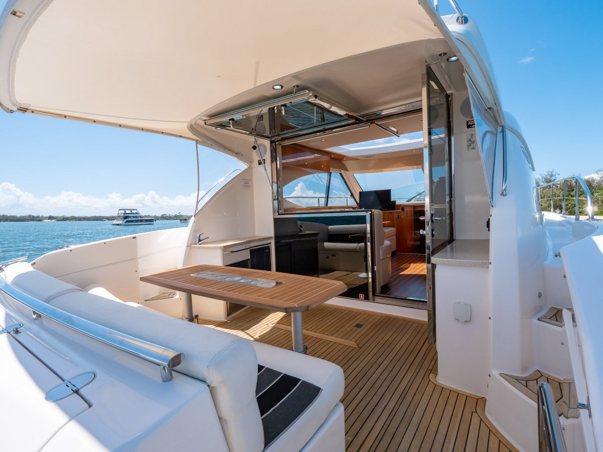Riviera 4400 Sport Yacht