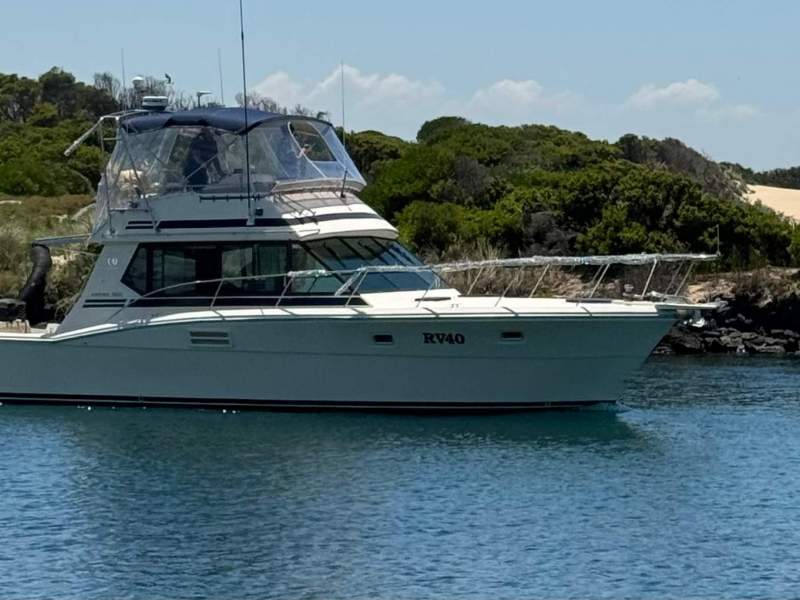 Mariner 3800 Flybridge Cruiser