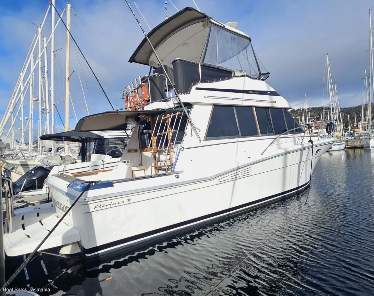 Riviera 38 Flybridge (Hardtop) MKII Mahogany.