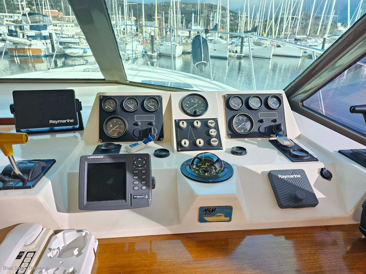 Riviera 38 Flybridge (Hardtop) MKII Mahogany.