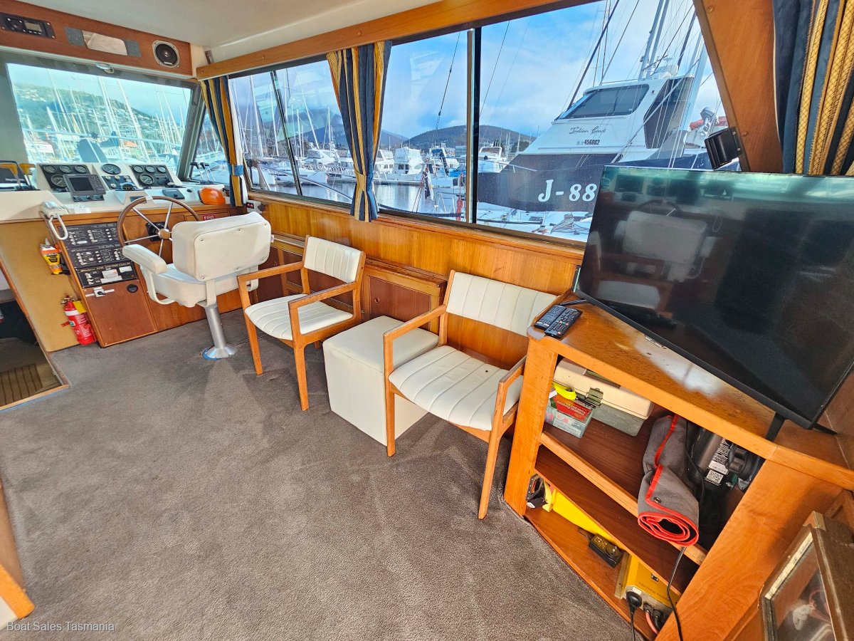 Riviera 38 Flybridge (Hardtop) MKII Mahogany.