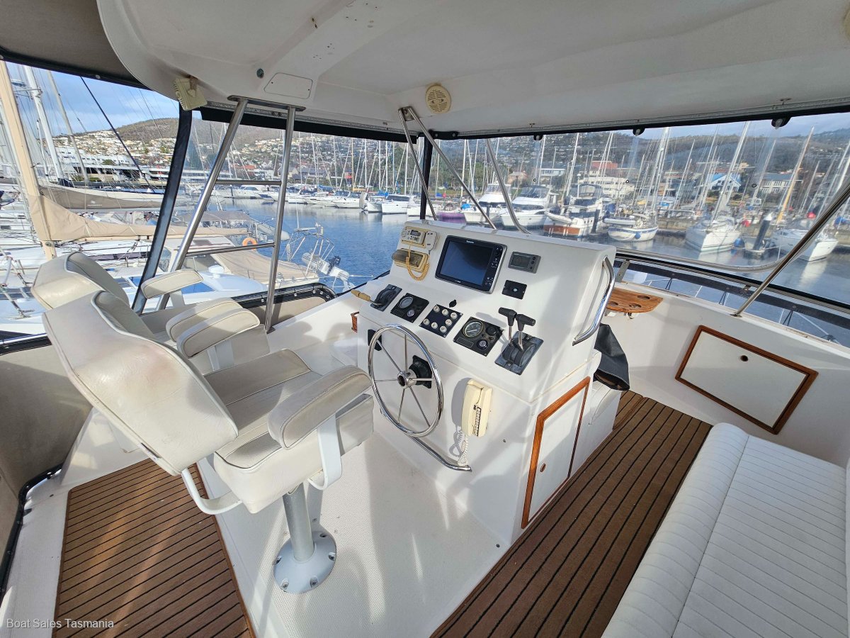 Riviera 38 Flybridge (Hardtop) MKII Mahogany.