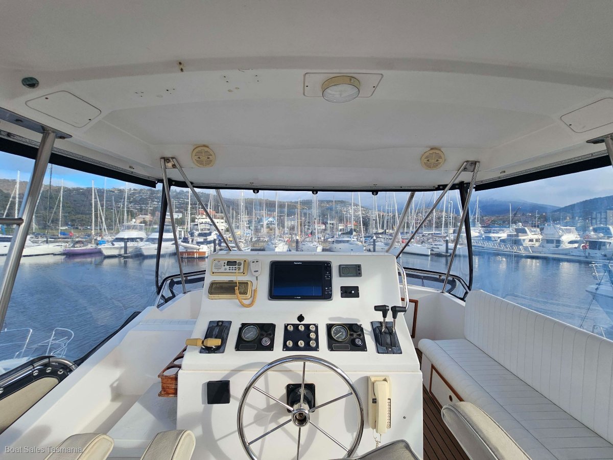 Riviera 38 Flybridge (Hardtop) MKII Mahogany.