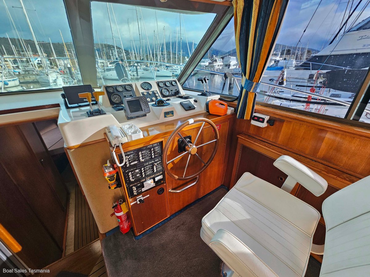 Riviera 38 Flybridge (Hardtop) MKII Mahogany.