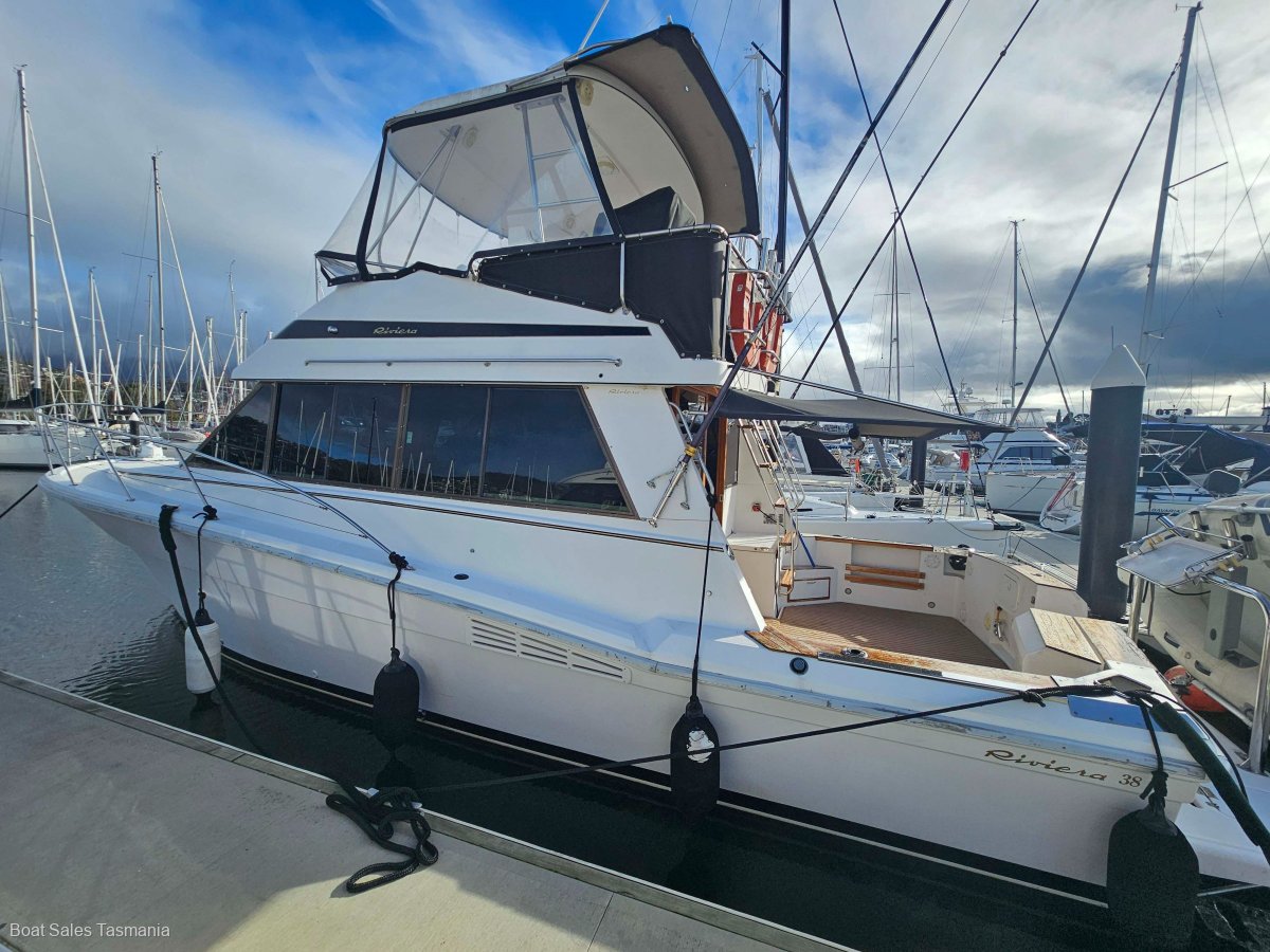 Riviera 38 Flybridge (Hardtop) MKII Mahogany.