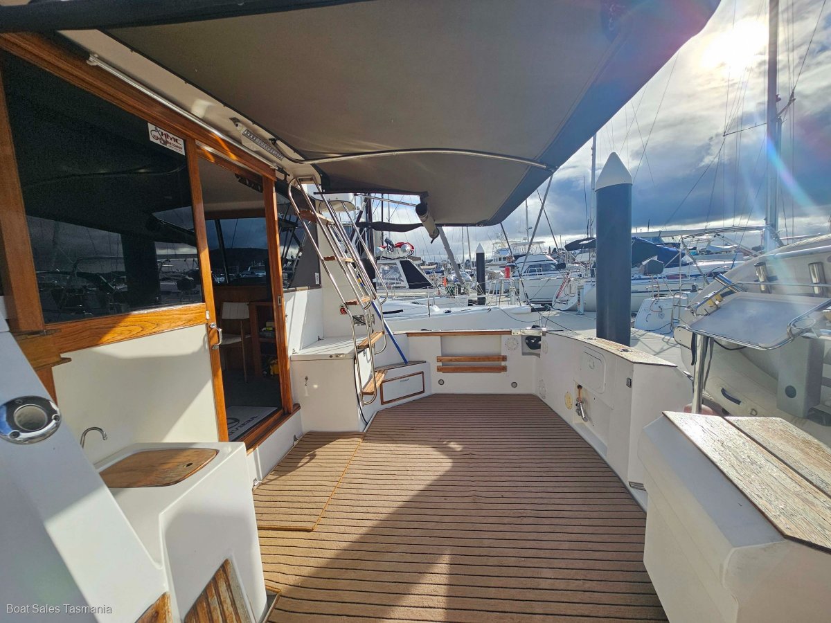 Riviera 38 Flybridge (Hardtop) MKII Mahogany.
