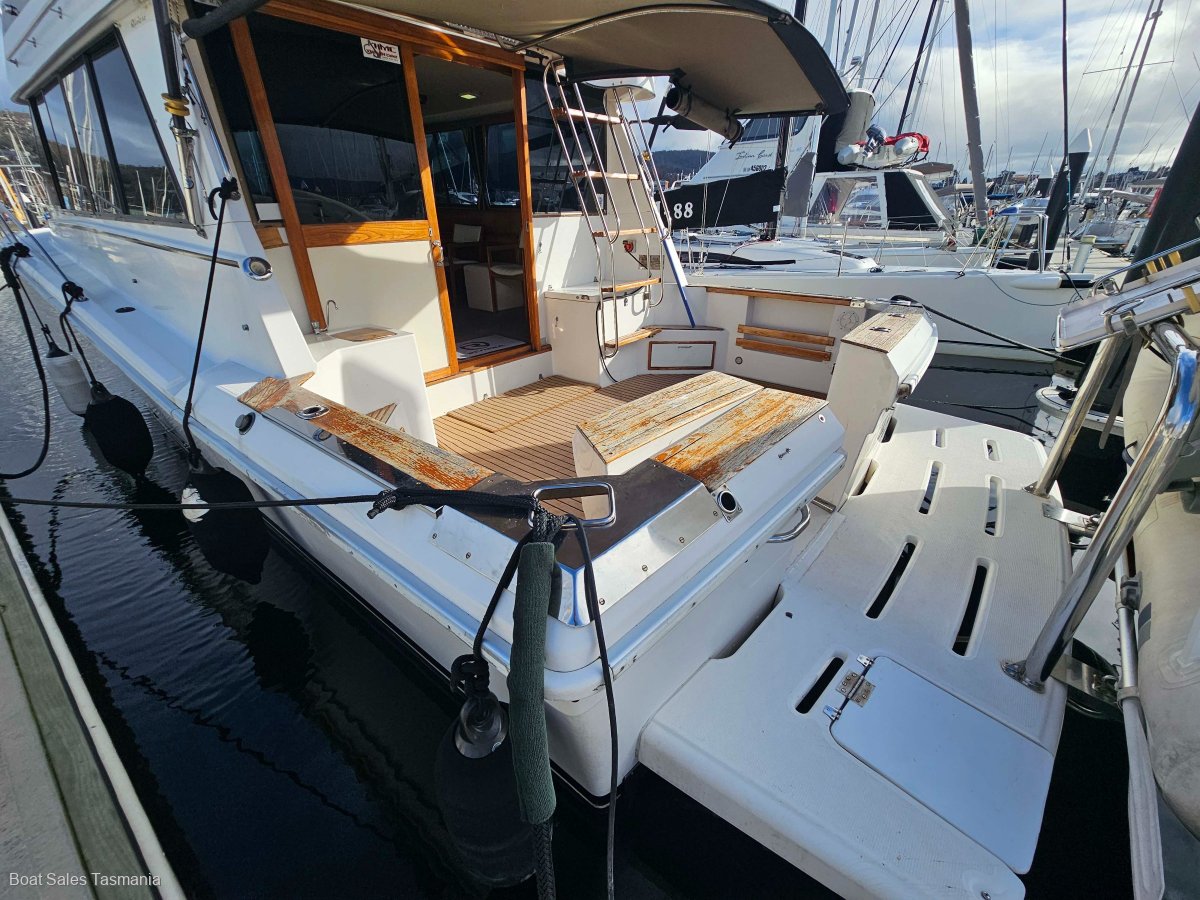 Riviera 38 Flybridge (Hardtop) MKII Mahogany.