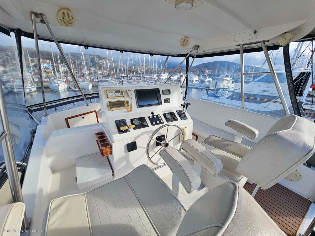 Riviera 38 Flybridge (Hardtop) MKII Mahogany.