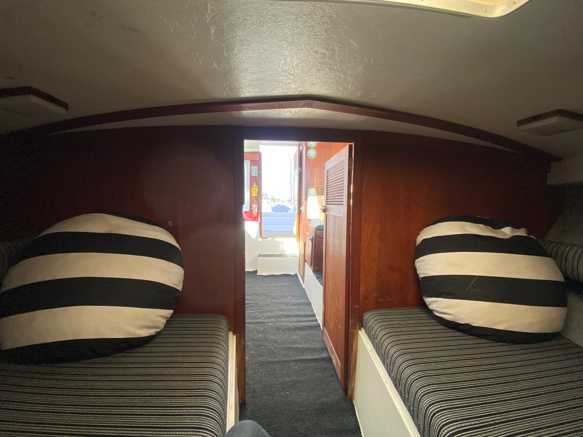 Bertram Caribbean 28 Flybridge Malabar