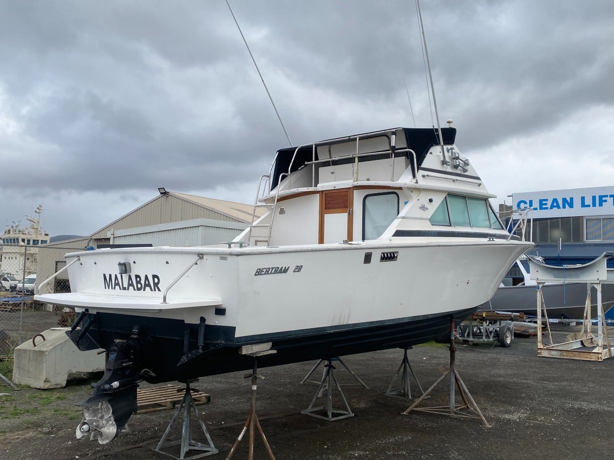 Bertram Caribbean 28 Flybridge Malabar