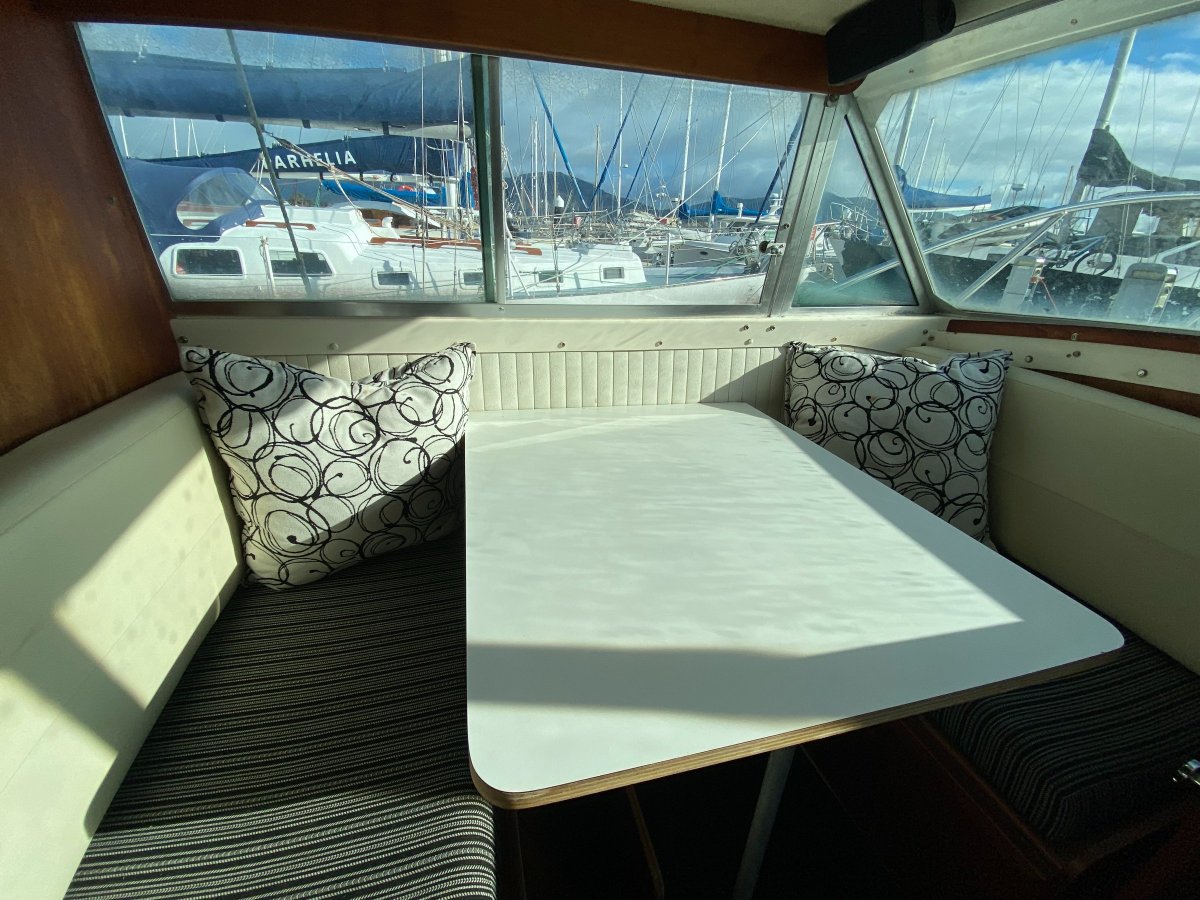 Bertram Caribbean 28 Flybridge Malabar