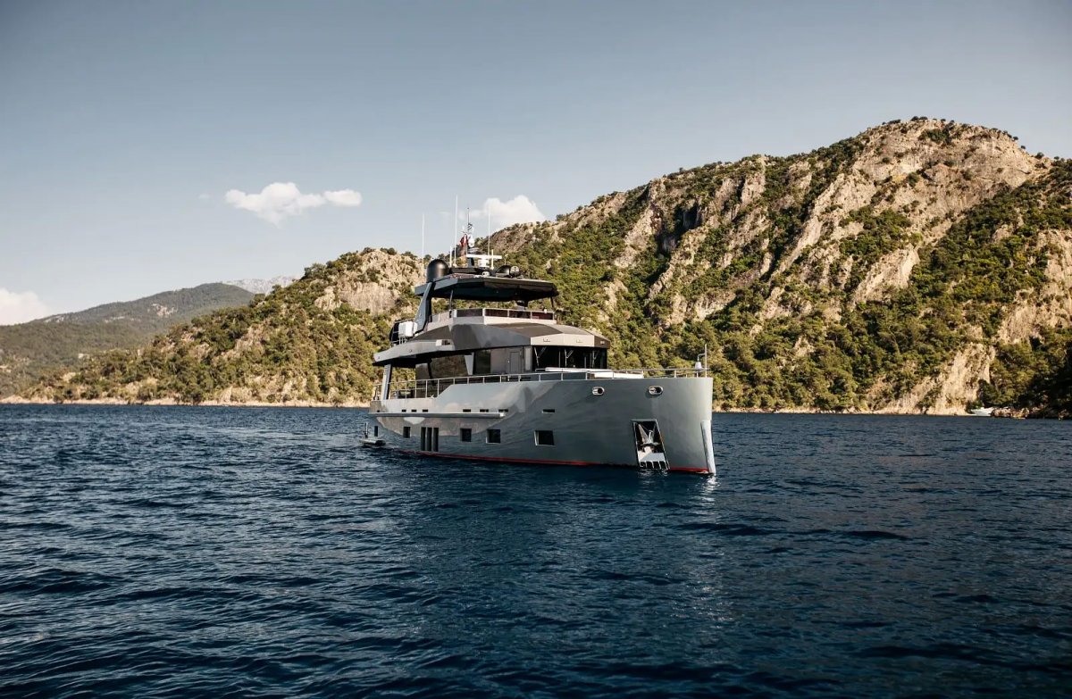 Bering B 70 Ultra luxury steel motor yacht