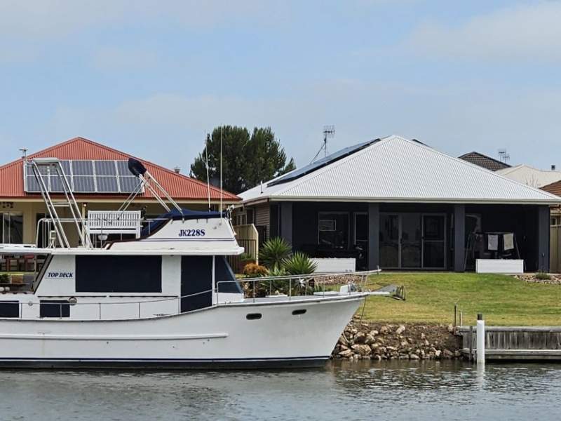 Mills Fly bridge cruiser